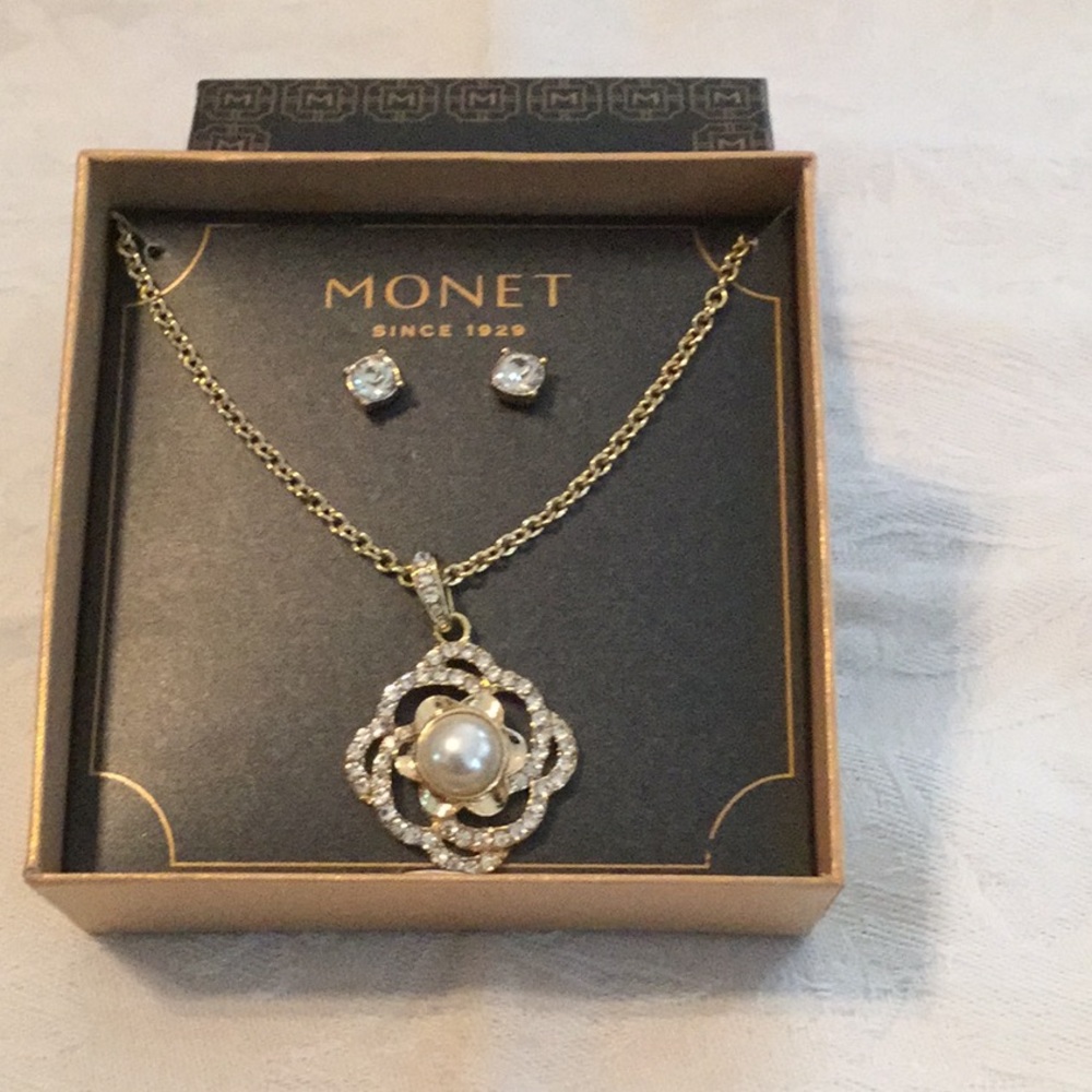 🌸NWT New Awesome Monet Earrings / Necklace Set Great Gift 🌸Must Have 🌸